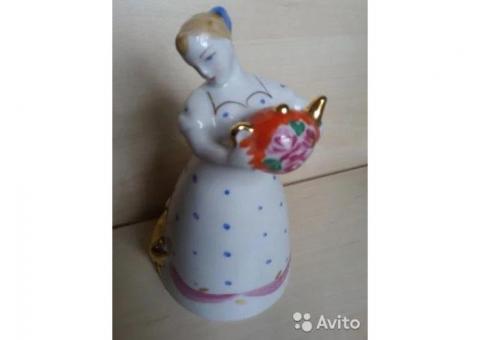 Фарфоровая статуэтка Девушка с чайником Дулёво